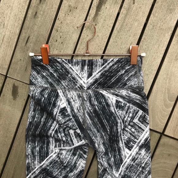 LULULEMON Black & White Print NYC Cropped Legging - Picture 5 of 8